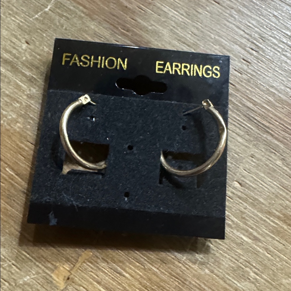 Consignment item.. 
14k Gold Hoop Earrings